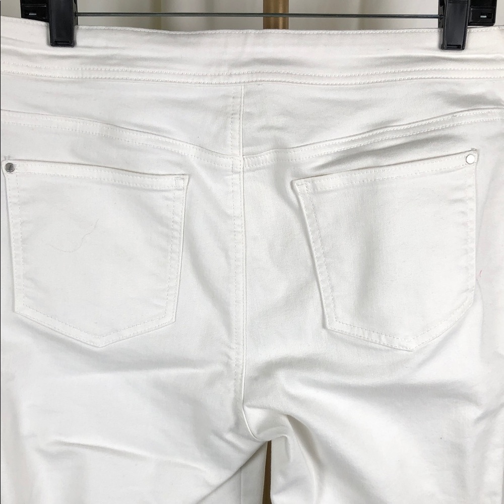 Chico's White Perfect Stretch Girlfriend Slim Leg Capri (B4) - Picture 6 of 9